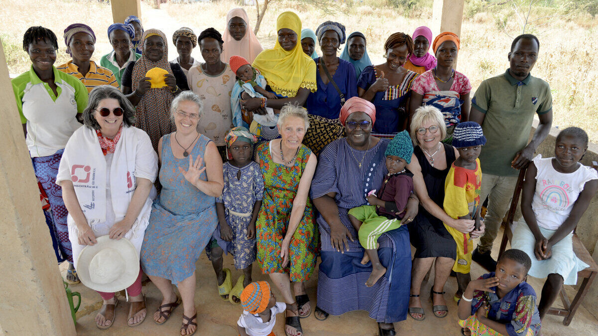 Wichtiges Element an jeder Station: ein "Familienfoto", hier im Garten der Hoffnung. In der ersten Reihe sitzen Kathrin Seyfahrt und Marion Schossig links und rechts neben der Projektleiterin Rakieta Poyga (rote Kopfbedeckung). Bei ihnen: Birgit aus Bonn auf Besuch bei Freundin Elke, die für die GIZ in Ouagadougou arbeitet. Fotos: Walter Korn