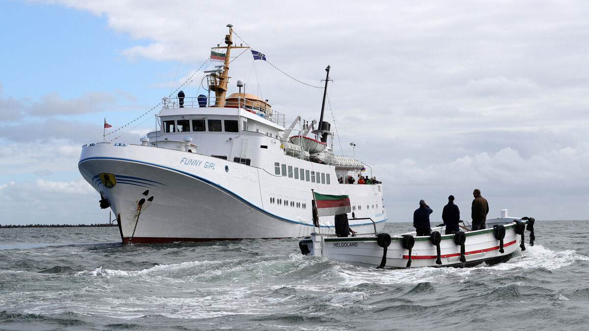 Ein Helgoländer Börteboot steuert im Jahr 2016 die "Funny Girl" an. Das Fahrgastschiff schrieb in 53 Jahren zahlreiche Nordsee-Geschichten. Foto: dpa/Charisius