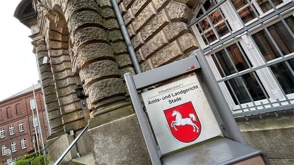 Intime Aufnahmen zeigen seine Stieftochter (14) im Bad: Mann in Stade vor Gericht