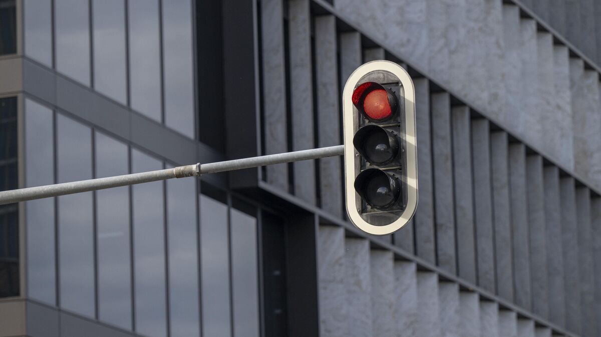Ein Autofahrer missachtete in Cuxhaven eine rote Ampel und stieß mit einer 18-jährigen Radfahrerin zusammen. Anschließend flüchtete er. Foto: Peter Kneffel