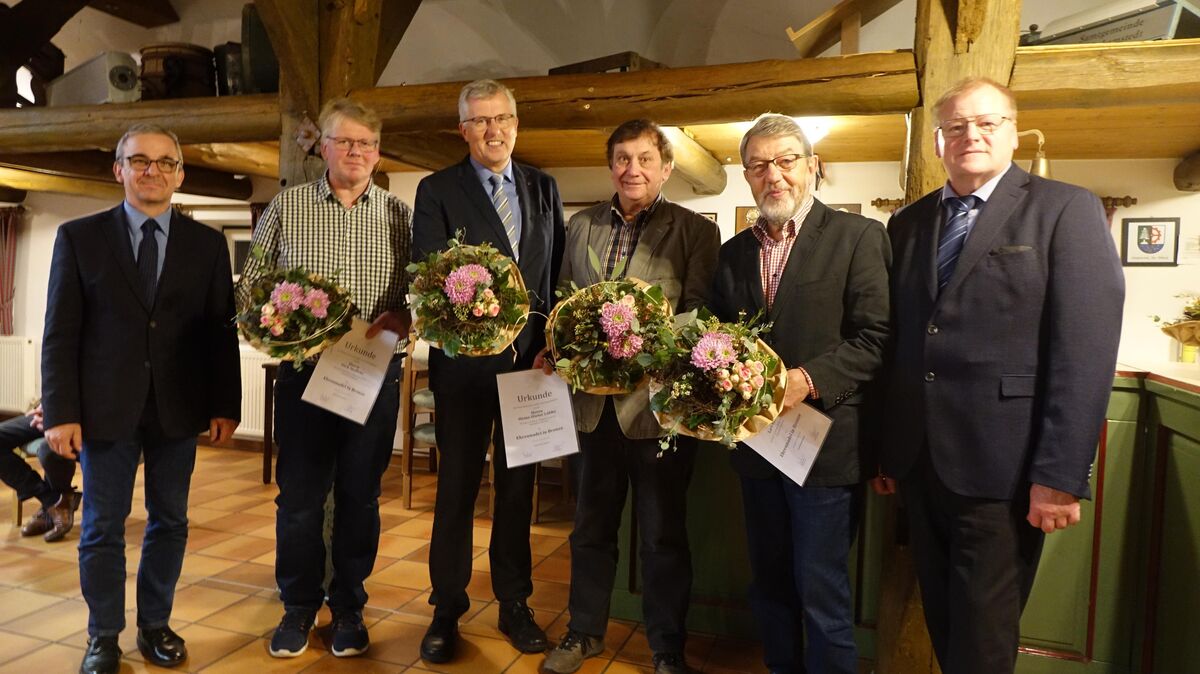 Bei der konstituierenden Sitzung in Lamstedt ehrte Verwaltungsvertreter Holger Meyer (von links) Dirk Steffens, Alfred Warnke, Dieter Lübke und Lars Ribler für ihr langjähriges Engagement. Gemeinsam mit dem wiedergewählten Bürgermeister Manfred Knust (rechts). Foto: Anders