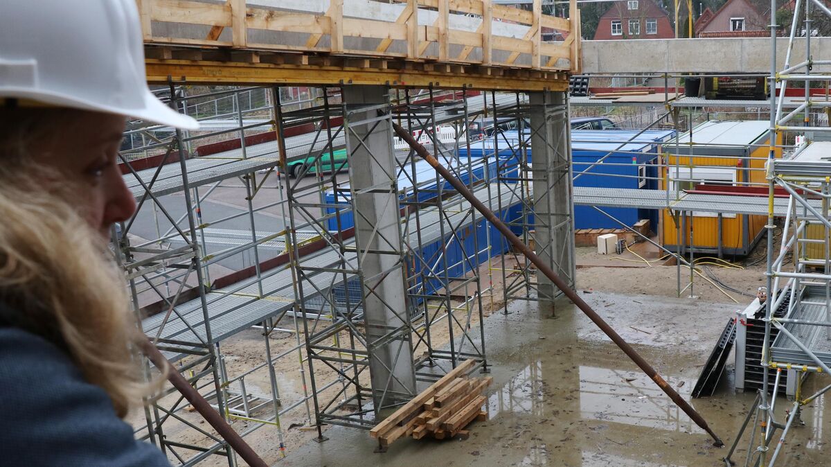 Samtgemeinde-Mitarbeiterin und Bautechnikerin Maren Herting blickt von der Empore des Neubaus auf den (noch wand- und dachlosen) Mensa-Saal der Otterndorfer Grundschule. Foto: Mangels