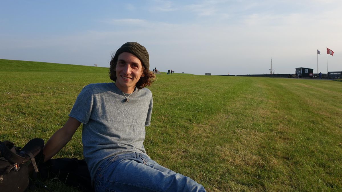 Nur eine kurze Zeitspanne hatten Kilian Helmbrecht und unsere Reporterin Zeit, sich zu unterhalten. Das Gespräch mit dem aktuellen Vogelwart von Scharhörn bleibt jedoch prägend im Gedächtnis. Als Moment der völligen inneren Ruhe, bevor die Motoren der Fähre wieder zu rattern beginnen. Foto: Anders