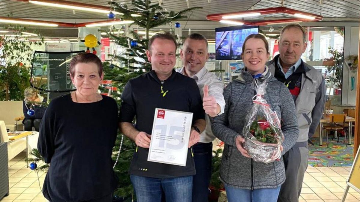 Seit 15 Jahren ist das Autohaus Rieper Nissan-Vertragshändler im Kreis Cuxhaven. Dafür und mit Blick auf weitere gute Zusammenarbeit gab es jetzt eine Urkunde. Im Foto (v.l.)Ingrid Rieper, Maik Meske, Steffen Krassau (Gebietsleiter Sales Nissan), Ilona Rieper und Manfred Rieper. Foto: red