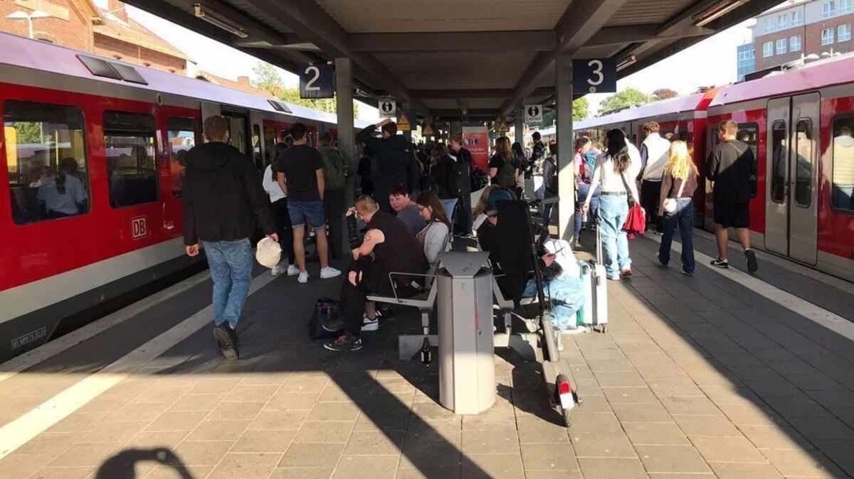 Gestrandete Fahrgäste am späten Freitagnachmittag am Bahnhof Buxtehude. Foto: Vonderbank