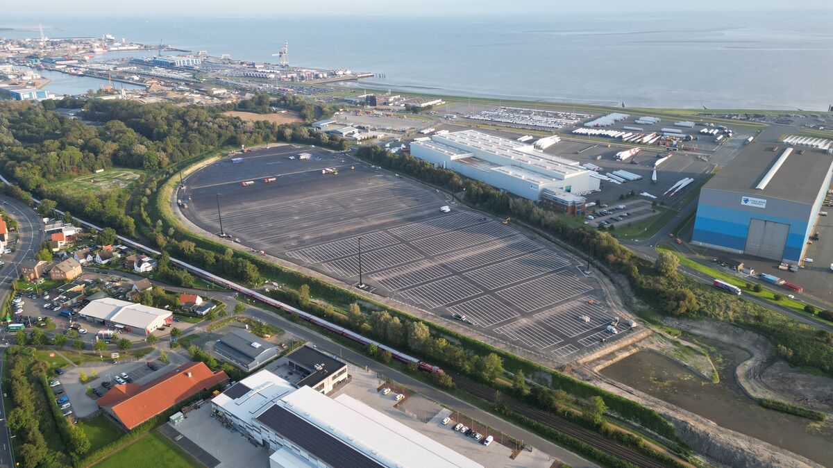 Das wahre Ausmaß der neuen Logistikfläche im Cuxhavener Hafen lässt sich nur aus der Luft erahnen. Foto: Roever/ Cuxport
