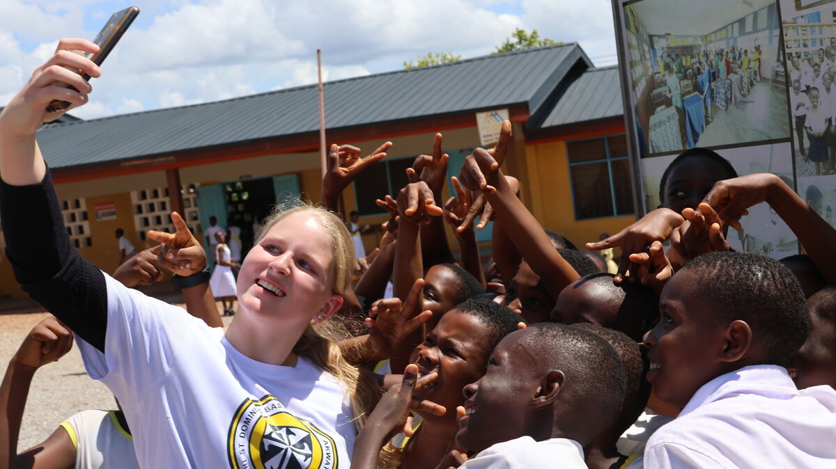 Lilly Bajema macht Selfies mit Schülern der Cadenberger Partnerschule in Akwatia. Foto: Bolowski