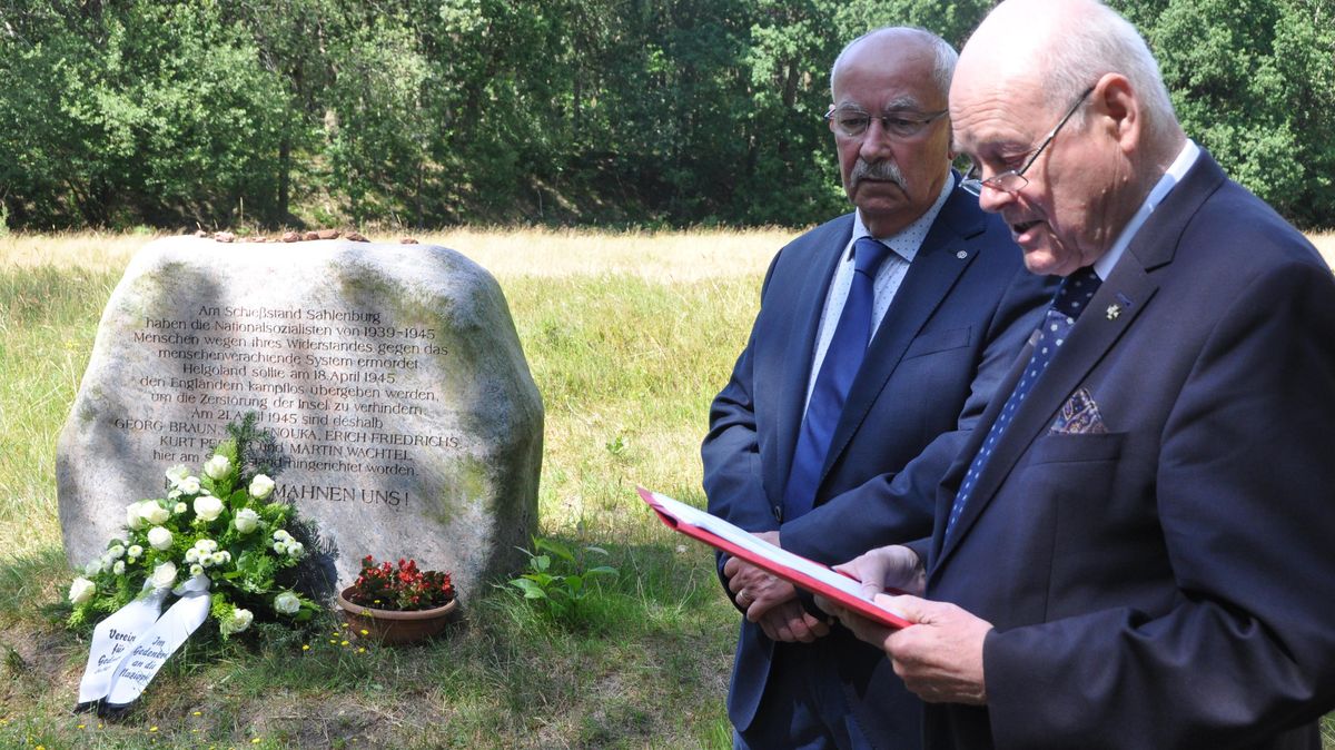 Wir dürfen nicht einfach tatenlos zusehen, dass sich Geschichte wiederholt", sagten Herbert Kihm, Ortsbürgermeister (l) und Manfred  Mittelstedt. Foto: Kramp