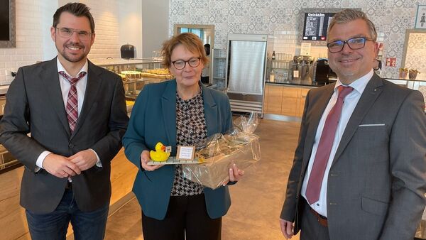 Darum bekam Innenministerin Behrens in Lamstedt ein Quietsche-Entchen