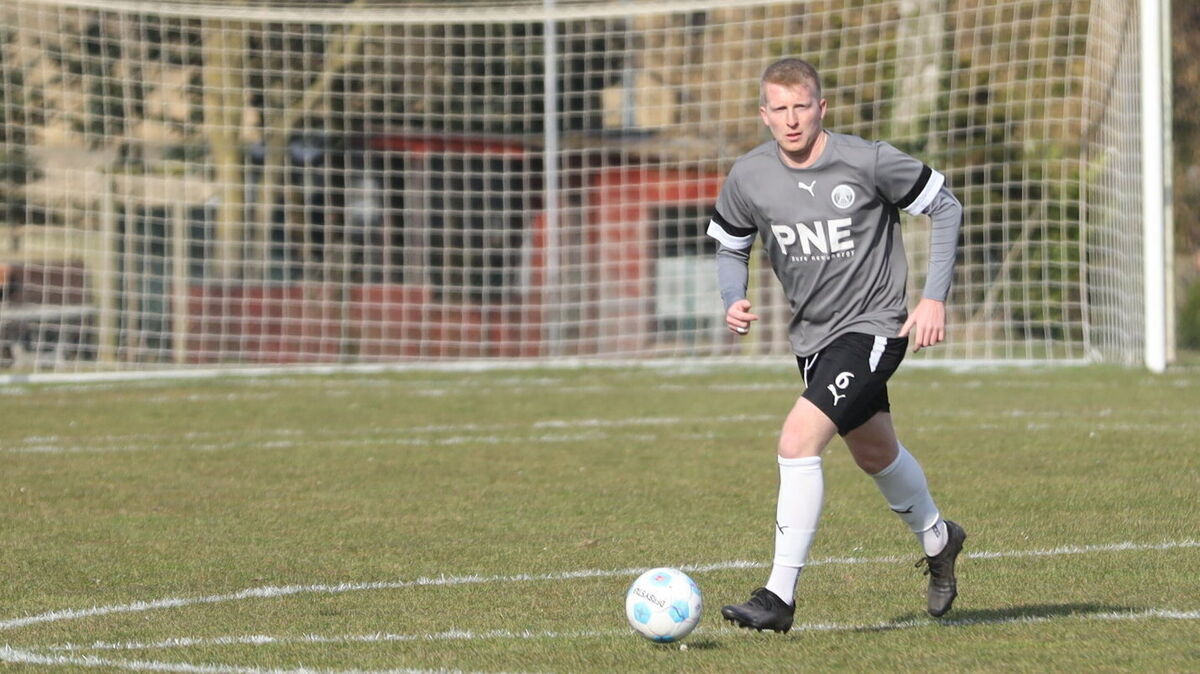 Niklas Menke sicherte dem FC Cuxhaven fast im Alleingang einen wichtigen Punkt im Spitzenspiel in Ahlerstedt. Foto: Unruh