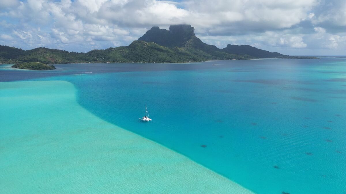 Die Natur malt die wunderbarsten Bilder und Julian Heinbokel fängt sie mit seiner Drohne ein - hier auf Bora Bora. Fotos: Julian Heinbokel