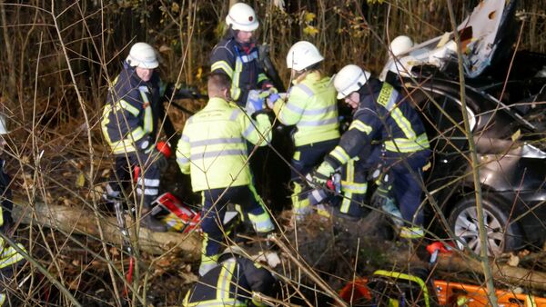 Schwerer Unfall auf der B495 bei Osten: Auto landet im vier Meter tiefen Graben