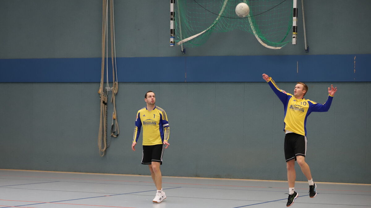 Konzentriertes Spiel kann ein Schlüssel zum Erfolg gegen den Leichlinger TV sein, meint der Armstorfer Kapitän Tobias Buck (links). Rechts ist Sören Pape in Aktion. Foto: Witthohn