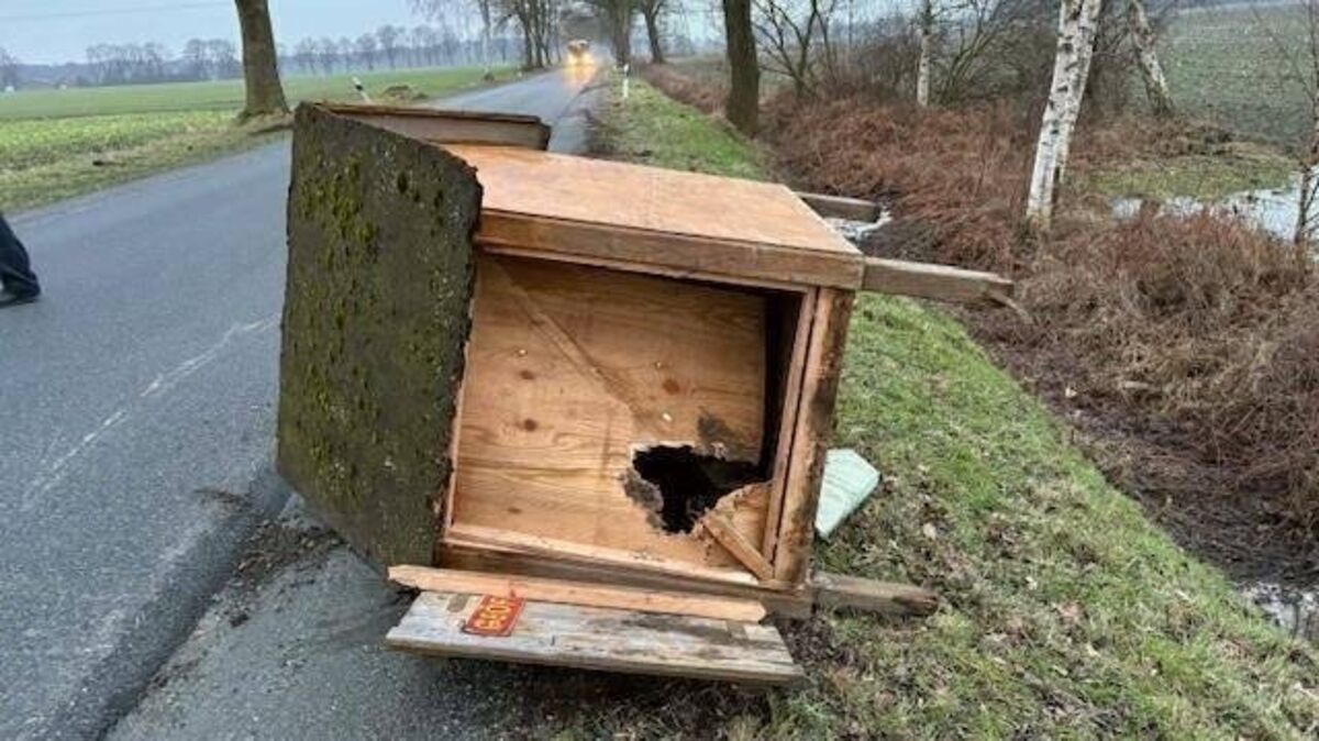 Der kleine Hofladen wird aufgebrochen. Im Inneren brechen die Täter die Kasse auf. Foto: Polizei