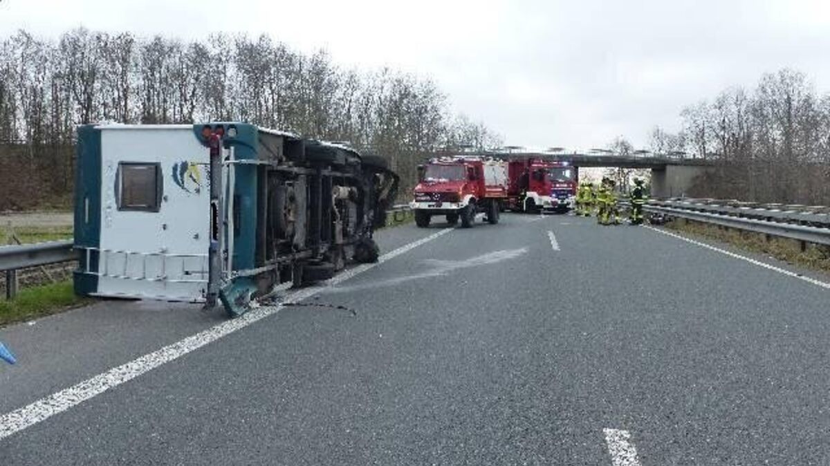 Auf dem Seitenstreifen bleibt das Wohnmobil auf der Seite liegen. Foto: Polizei