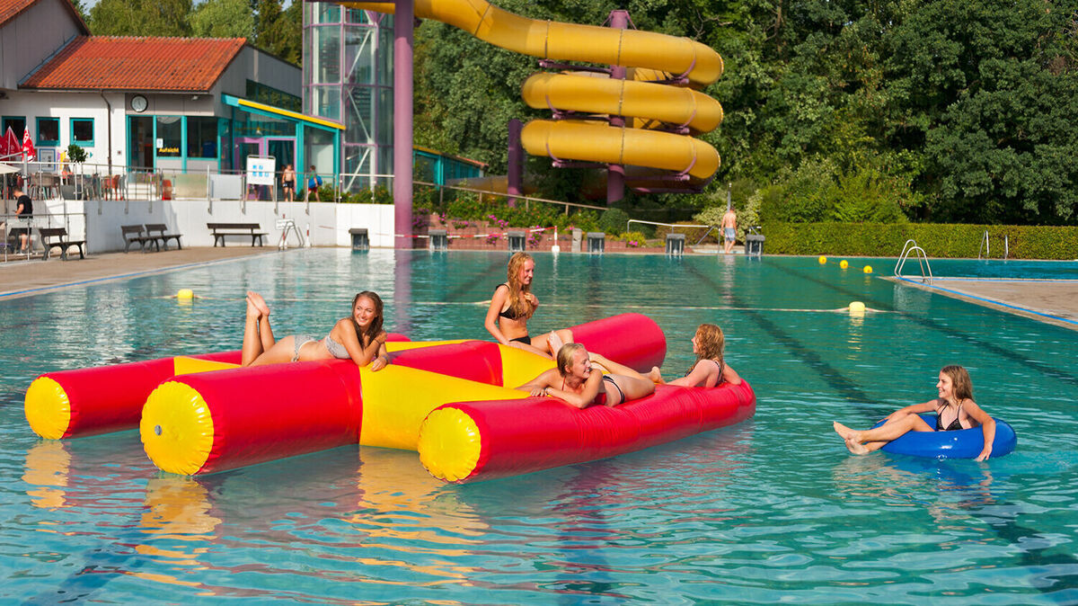 Fröhliche Sommertage im Freibad: Während die Politik über Fördermittel debattiert, genießen Besucher die unbeschwerte Atmosphäre im Wingster Schwimmbad. Foto: Bernd Otten