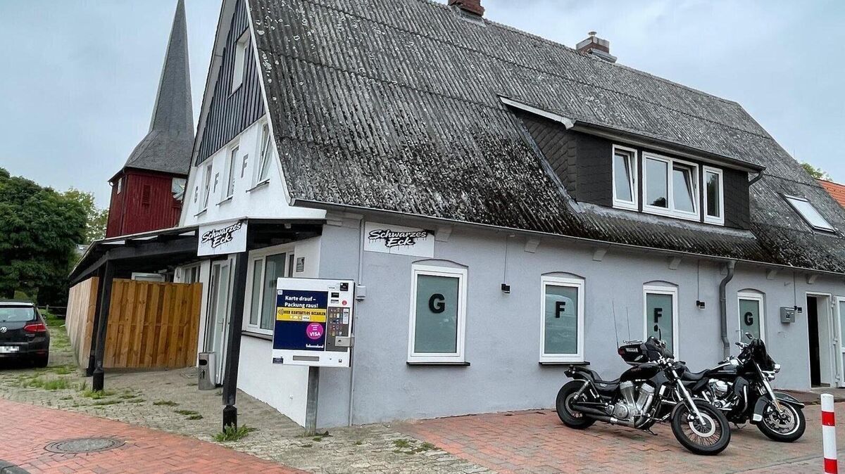 In der Dorfmitte befindet sich das Gremium-Clubhaus. Ihr "Schwarzes Eck" wird auch für Feierlichkeiten vermietet. Foto: Kramp