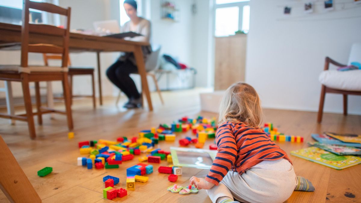 Nach einem Beschluss der Gesundheitsminister der Länder soll die Quarantäne für Kita- und Schulkinder deutlich verkürzt werden. Demnach kann die Isolation nach fünf Tagen aufgehoben werden, wenn ein negativer Corona-Test vorliegt. Foto: Stratenschulte/dpa