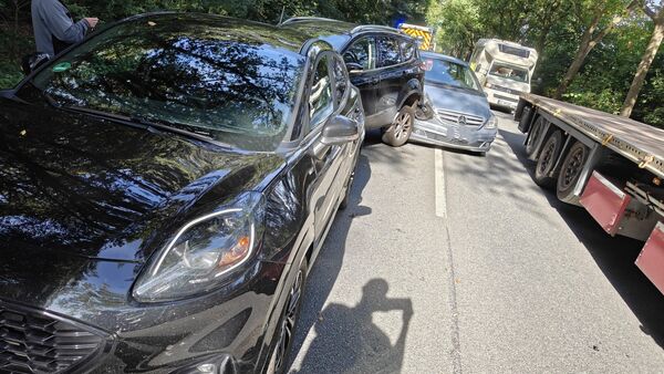 Unfall auf der B73 bei Himmelpforten: Fahrzeuge kollidieren nach Bremsmanöver