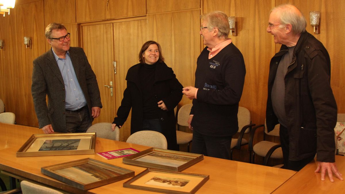 Die Übergabe der Bilder löste ein reges Gespräch über Kirchhof und das alte Altenwalde aus: V.l. Boris Schröder, Diane Groß, Ortsbürgermeister Ingo Grahmann und Ortsheimatpfleger Eberhard Wendt.Foto: Reese-Winne
