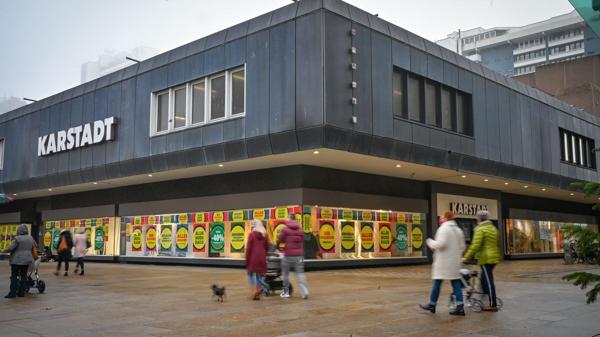 Offenbar schon wieder verkauft: Die RFR Holding hat keine weitere Verwendung für das Karstadt-Kaufhaus in der Innenstadt. Foto: Scheschonka