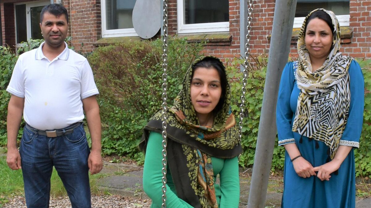 Nizar Mulazada hat nach seiner Flucht aus Afghanistan eine Festanstellung als Bäcker gefunden. Zahra Ghoreishy (M.) und Malale Nazari versuchen auf unterschiedliche Weise, sich beruflich und gesellschaftlich weiter zu integrieren. Auch Ghoreishys Mann hat inzwischen ein Job, einen Führerschein und Auto. Foto: Schröder
