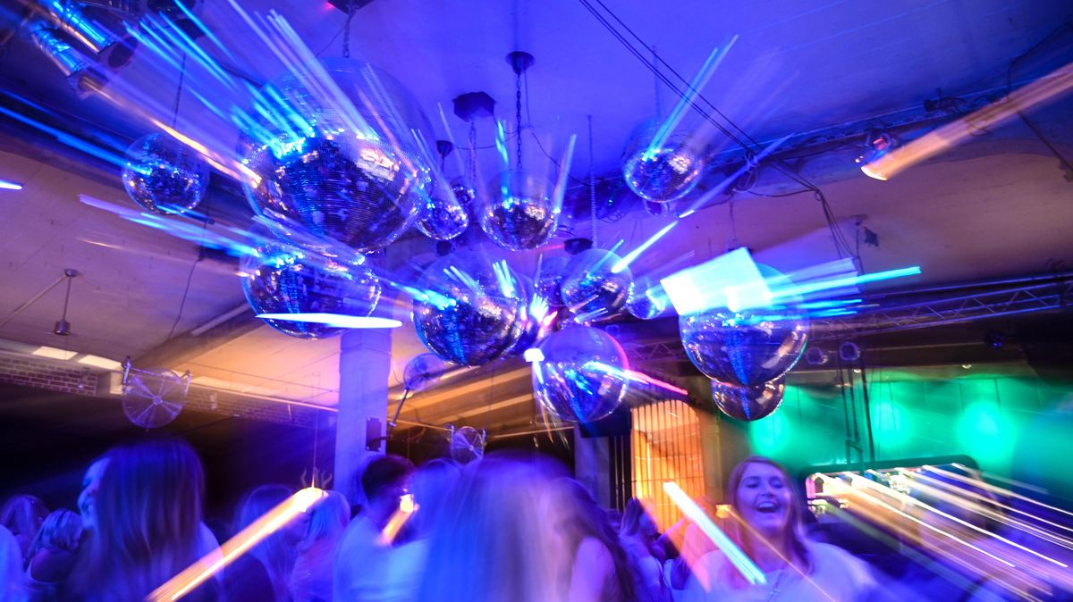 Grelle Lichter könnten durch die Discos flackern, wummernde Bässe könnten durch die Clubs schallen. Die Betriebe dürfen am kommenden Wochenende doch öffnen, nachdem das Oberverwaltungsgericht Lüneburg die Schließung ab einer Inzidenz über zehn gekippt hat. Foto: Felix Kästle/dpa