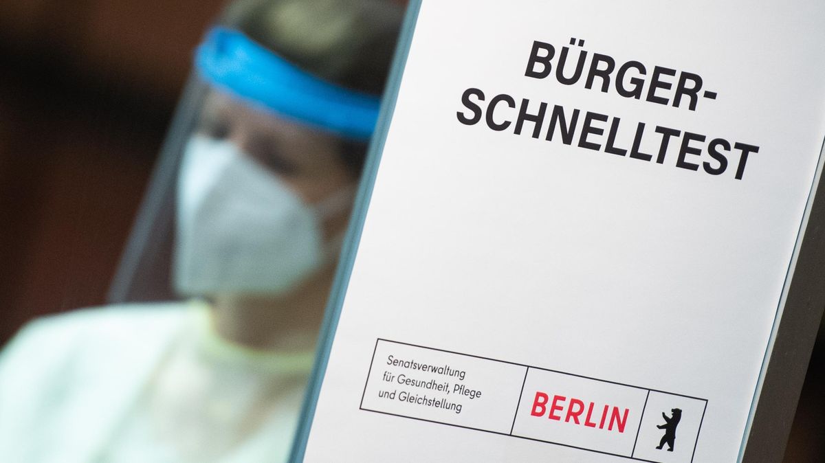 In Berlin können sich die Bürger ab Montag unentgeltlich in Testzentren ein Mal pro Woche testen lassen- in Niedersachsen will man auch bald bekannt geben, wie das gehen soll. Im Landkreis Cuxhaven gibt es jedenfalls noch keine Pläne zu einem möglichen Testzentrum. Foto: Christophe Gateau/dpa