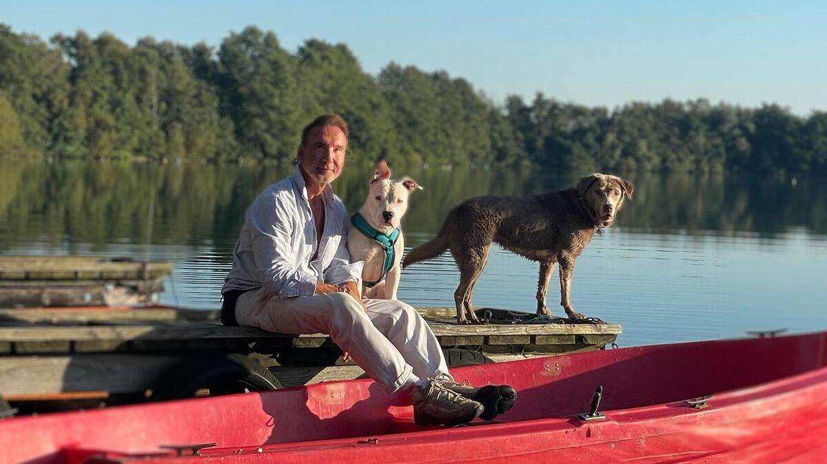 Moderator und Hundeprofi Jochen Bendel hat den American Staffordshire Terrier Snoopy, ehemals Ares, aus dem Tierheim Cuxhaven adoptiert. Foto: Privat