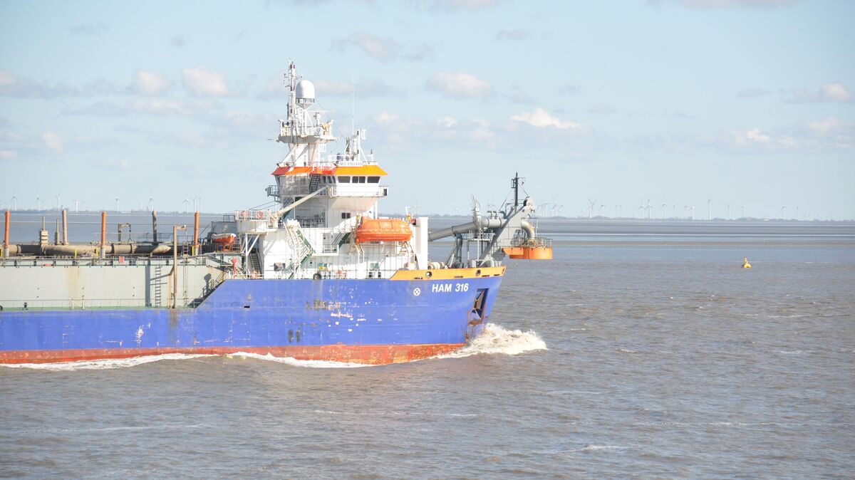 Baggerschiff auf der Elbe: Die "HAM 316" passiert die "Dicke Berta" vor Altenbruch. Er ist eines von vielen Schiffen, die die Fahrrinne der Elbe und die Hamburger Hafenbecken bearbeiten. Foto: Fischer
