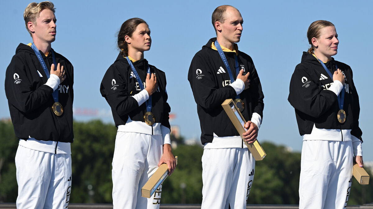 Stolz bei der Medaillenvergabe: Das deutsche Triathlon-Team mit (v.l.) Tim Hellwig, Lisa Tertsch, Lasse Lührs und Laura Lindemann jubelt über die Goldmedaille. Foto: Marijan Murat/dpa