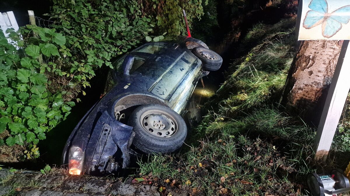 Der in einem Wassergraben liegende VW-Golf war gegen die Brücke einer Hofeinfahrt in Hechthausen gelenkt worden. Foto: Lange