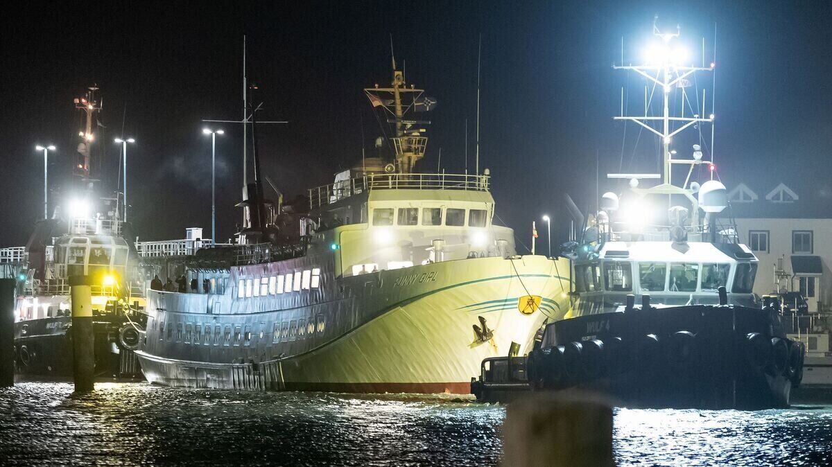 Die manövrierunfähige Helgolandfähre "Funny Girl" hat am frühen Montagmorgen nach stundenlanger Fahrt auf der Nordsee das Festland erreicht. Foto: Marks