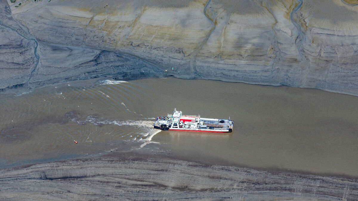 Die Elbfähre quält sich durch die verschlickte Fahrrinne. Foto: FRS