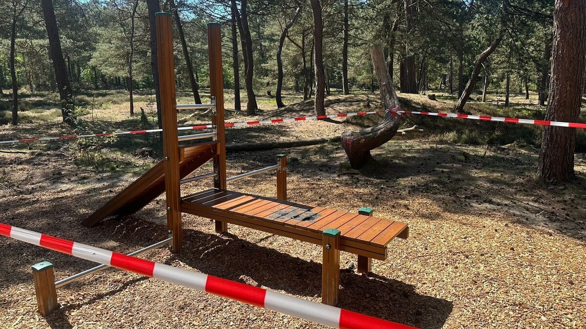 Brandspuren und Absperrband: Eine der Stationen im Fitness-Parcours im Wernerwald ist derzeit nicht nutzbar. Foto: Tamina Francke