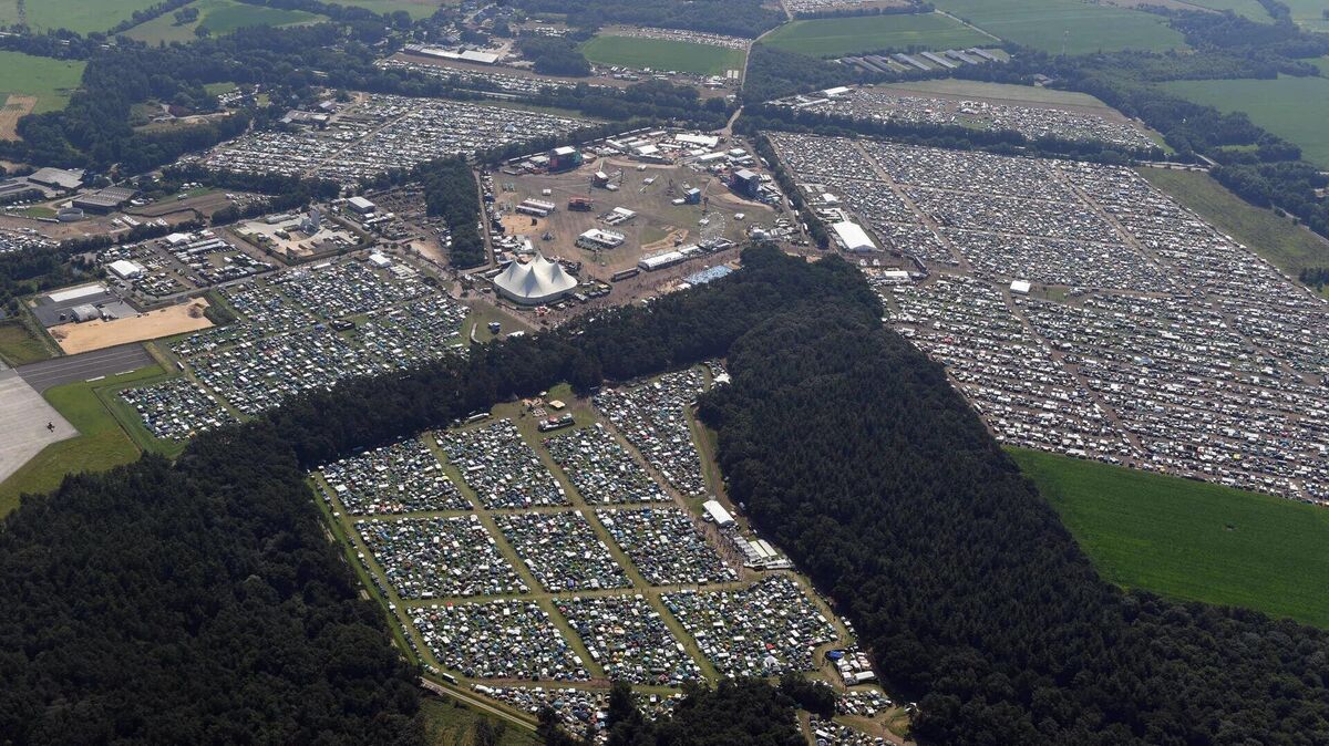 Die Erweiterung des Industriebetriebes Wanhöden wird an den bisherigen Deichbrand-Campingflächen nicht spurlos vorbeigehen. Nach den Plänen der Gemeinde Wurster Nordseeküste werden die Festival-Veranstalter das Green Camp (Vordergrund, von Wald umgeben) verlieren. Archivfoto: Scheer
