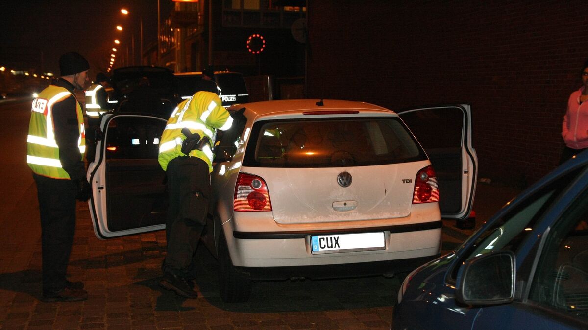 Nach dem Unfall wird der flüchtige Autofahrer überprüft. Symbolfoto: Koppe