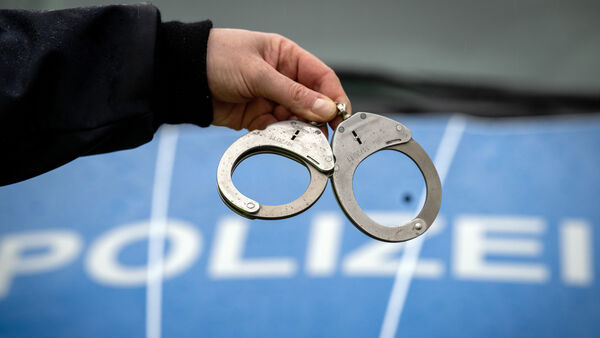 Polizeieinsatz bei Hochzeit in Wanna: Ungebetener Gast attackiert Gäste und Beamte