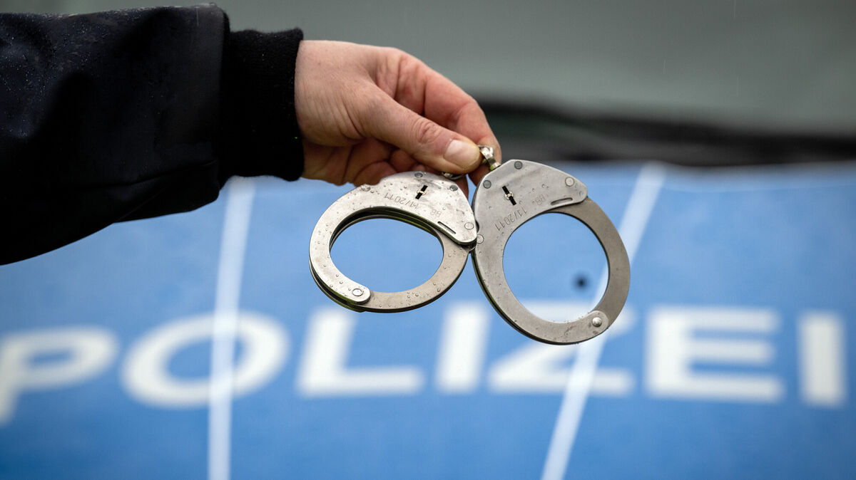 Weil auf einer Hochzeit ein ungebetener Gast randaliert, musste die Polizei mit drei Streifenwagen anrücken und den Störenfried festnehmen. Foto: Soeren Stache/dpa