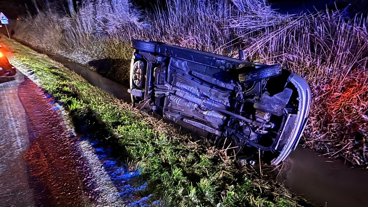 Ein Auto wurde auf der Seite liegend in einem wasserführenden Graben aufgefunden. Foto: Feuerwehr