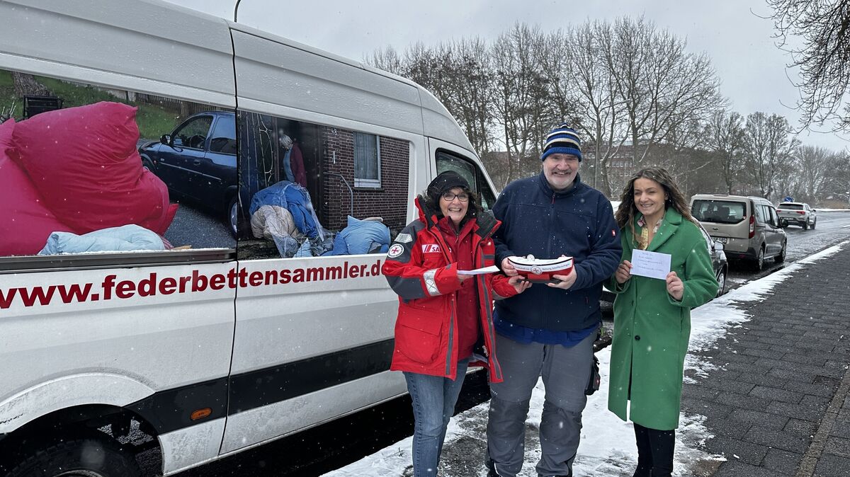 Spendenübergabe bei winterlichen Bedingungen, aber mit ungetrübter Freude: v.l. Uta Beetz (DGzRS), Rüdiger Müller und Azize Subasic (Kinderhospiz).  Foto: Reese-Winne