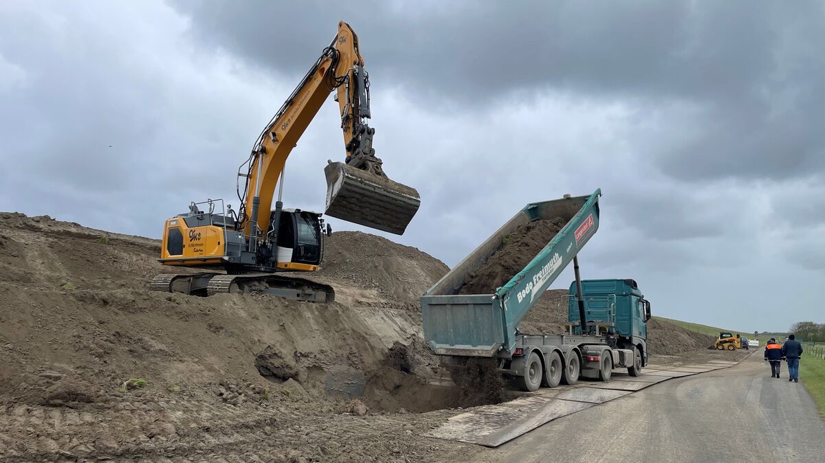 Ein Muldenkipper lädt seine Fracht an der Deichbaustelle östlich des Altenbrucher Strandhauses ab. im fraglichen Bereich wird die Bestickhöhe angepasst, um bei steigenden Pegelständen in kommenden Jahrzehnten genügend "Puffer" zu haben. Foto: Koppe