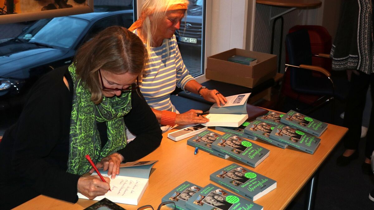 Nach der Lesung signierte Kirsten Nehberg (links) erworbene Bücher und beantwortete weitere Fragen des Publikums. An ihrer Seite: die Menschenrechtsaktivistin Christina Haverkamp. Foto: Mangels