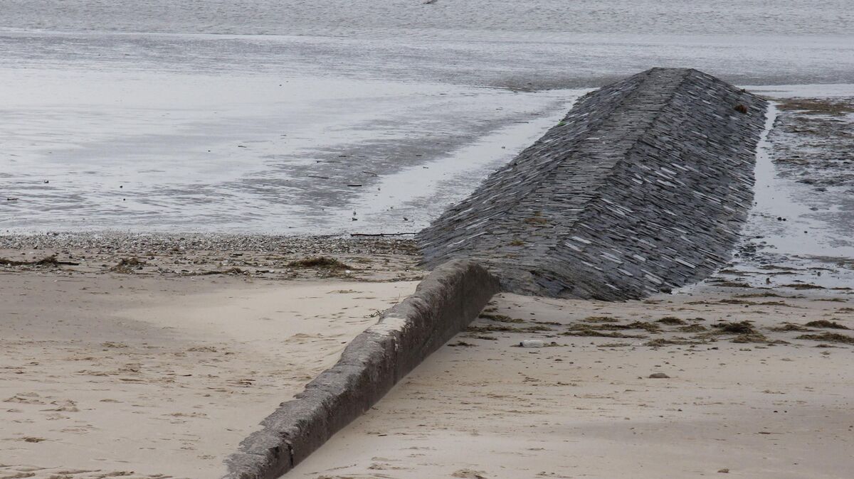 In diesem Döser Strandabschnitt fehlt eine Menge Sand. Dort ist eine alte Betonbuhne freigespült worden, die sonst vom Sand verdeckt ist. Foto: Sassen
