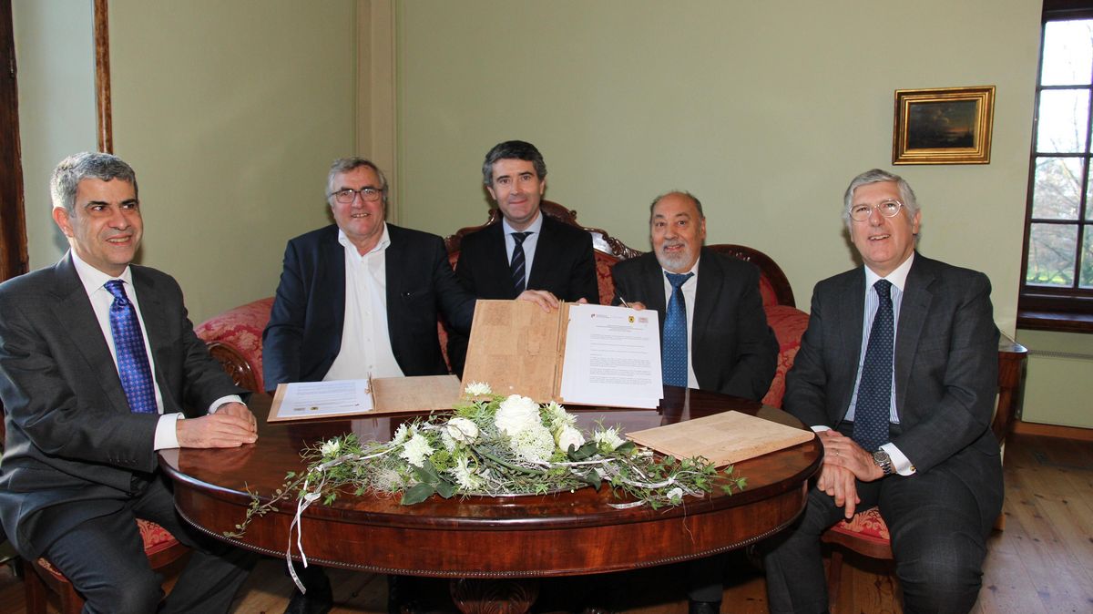 Im Trauzimmer von Schloss Ritzebüttel unterzeichneten Oberbürgermeister Dr. Ulrich Getsch und Manuel Margassa, Vorsitzender des Deutsch-Portugiesischen Kulturvereins in Cuxhaven, der Staatssekretär Jose Luis Carneiro (Mitte) sowie der portugiesische Botschafter in Deutschland, Joao Mira Gomes das Kooperationsabkommen. Foto: Sassen