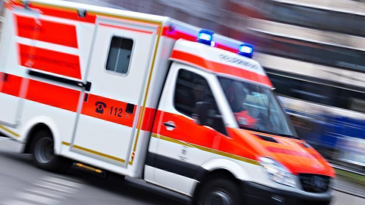 Nach einem schweren Unfall auf der A27 zwischen Altenwalde und Nordholz war die Fahrbahn voll gesperrt. Symbolbild: Armer/dpa