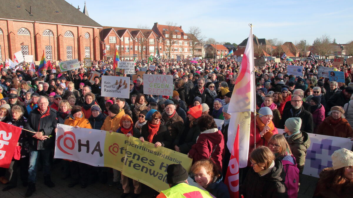 Auf dem Ritzebütteler Marktplatz versammelten sich am Sonnabend ungefähr 4000 Menschen, um anlässlich der Enthüllungen um ein "Geheimtreffen" von Rechtsaußen-Politikern und Neonazisten gegen Extremismus und für Respekt, Menschenwürde und eine vielfältige Gesellschaft zu demonstrieren. Teilnehmer der von einem breiten lokalen Bündnis initiierten Aktion, kamen nicht nur aus dem Stadtgebiet, sondern auch aus angrenzenden Gemeinden. Foto: Koppe