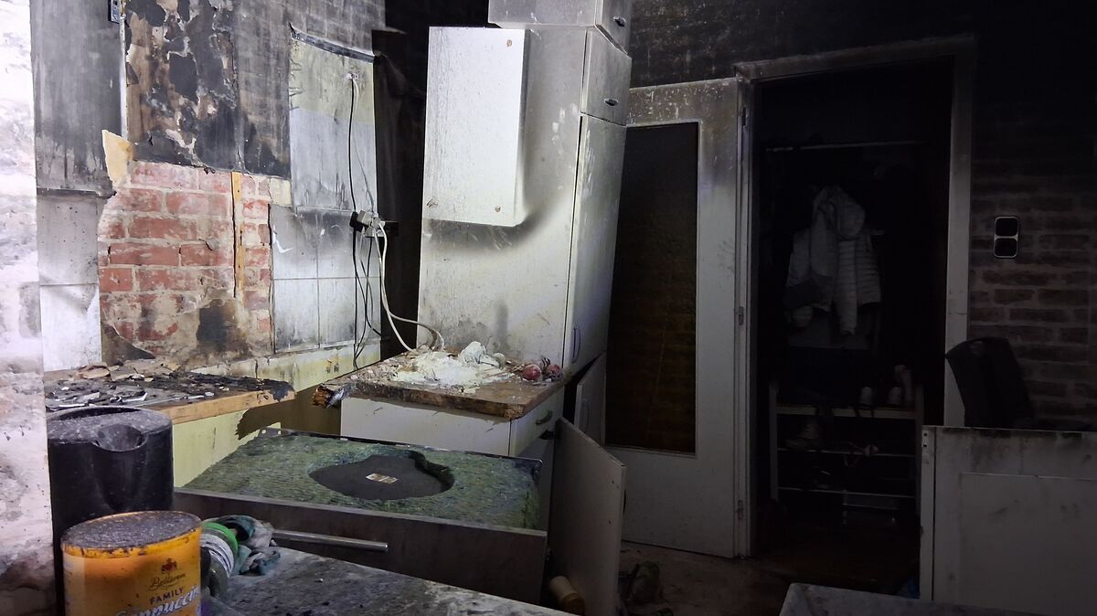 Unter schwerem Atemschutz suchten Einsatzkräfte den Brandherd im stark verrauchten Haus und begannen mit den Löscharbeiten. Foto: Jürgen Lange