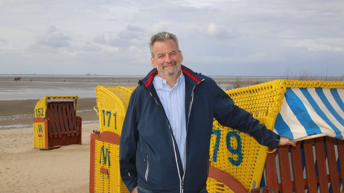 Daniel Draganov genießt die frische Nordseeluft in Cuxhaven vor Beginn des MareMusikFestivals 2025.