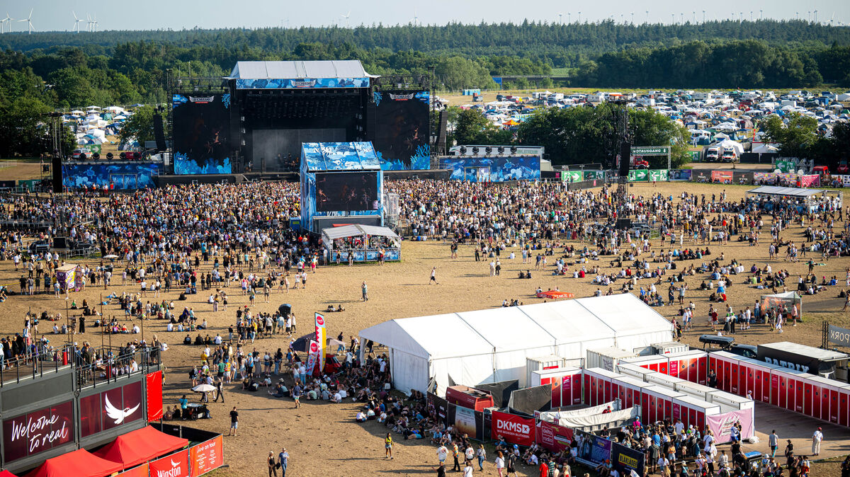 Beim Deichbrand 2026 wird erstmals auf dem gesamten Festivalgelände ausschließlich bargeldlos bezahlt. Foto: Sina Schuldt/dpa